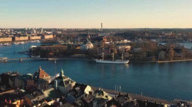 Stockholm, İsveç - Şubat 2020: Stockholm 'ün eski kasabasının hava manzarası. Körfezin üzerinde uçmak ve yelkenli gemi.