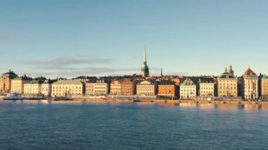 Stockholm, İsveç - Şubat 2020 Stockholm şehir merkezi Gamla Stan 'in hava manzarası. Eski kasabadaki binaların üzerinde uçmak.