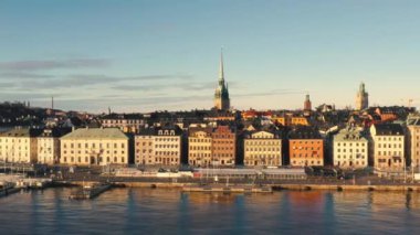 Stockholm, İsveç - Şubat 2020 Stockholm şehir merkezi Gamla Stan 'in hava manzarası. Eski kasabadaki binaların üzerinde uçmak.