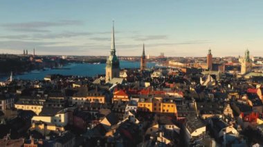 Stockholm, İsveç - Şubat 2020 Stockholm şehir merkezi Gamla Stan 'in hava manzarası. Eski kasabadaki binaların üzerinde uçmak.