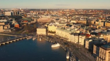 Stockholm, İsveç - Şubat 2020: Stockholm 'ün eski kasabasının hava manzarası. Körfezin üzerinde uçarken.