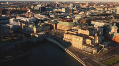 Stockholm, İsveç - Şubat 2020: Stockholm 'ün eski kasabasının hava manzarası. Körfezin üzerinde uçarken.