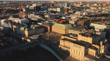 Stockholm, İsveç - Şubat 2020: Stockholm 'ün eski kasabasının hava manzarası. Körfezin üzerinde uçarken.