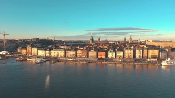 ストックホルム,スウェーデン- 2020年2月:ストックホルム市内中心部の空中ビューガムラ・スタン。旧市街の建物を飛び越える. — ストック動画