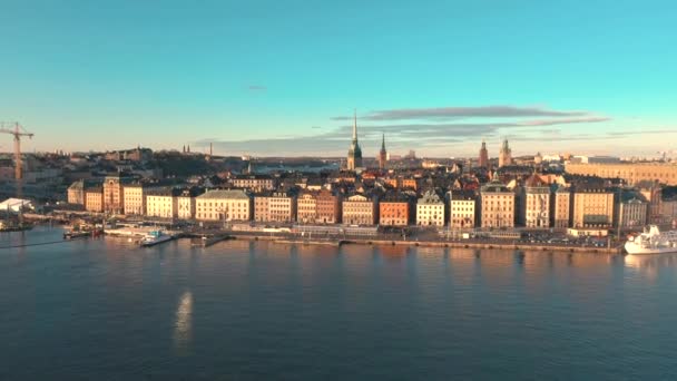 ストックホルム,スウェーデン- 2020年2月:ストックホルム市内中心部の空中ビューガムラ・スタン。旧市街の建物を飛び越える. — ストック動画