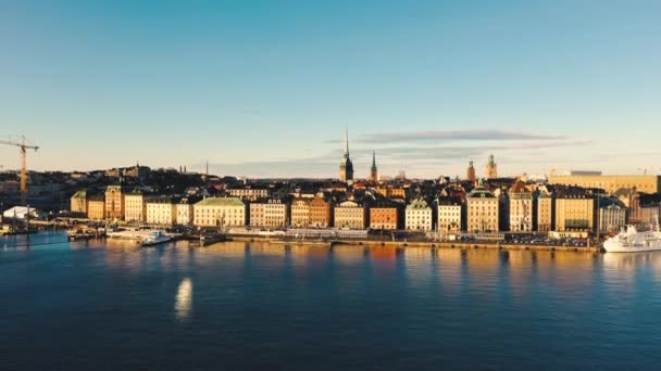 STOCKHOLM, SUECIA - FEBRERO 2020: Vista aérea del centro de Estocolmo Gamla stan. Volando sobre edificios en el casco antiguo . — Vídeo de stock