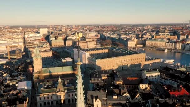 Sztokholm, Szwecja - luty, 2020: Widok z lotu ptaka na centrum Sztokholmu Gamla stan. Latanie nad budynkami starego miasta. — Wideo stockowe