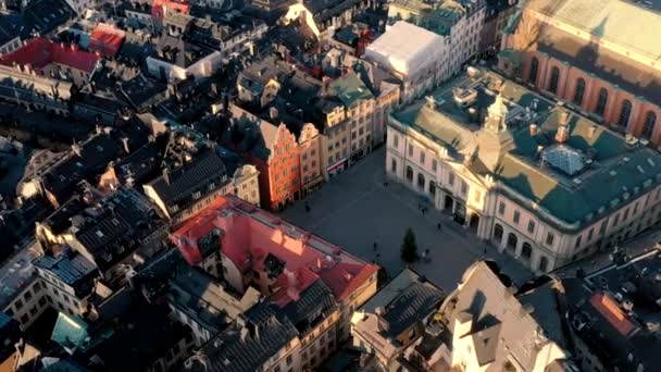 Στοκχόλμη, Σουηδία - Φεβρουάριος 2020: Αεροφωτογραφία της πλατείας Stortorget στο κέντρο της παλιάς πόλης της Στοκχόλμης Gamla stan. — Αρχείο Βίντεο