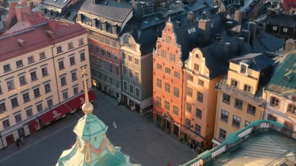 СТОКГОЛЬМ, ШВЕДЕН - ФЕВРАЛЬ, 2020: Вид с воздуха на площадь Сторторторгет в старом центре Стокгольма Гамла стан . — стоковое видео
