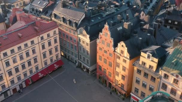 ストックホルム,スウェーデン- 2020年2月:ストックホルム旧市街中心部のStortorget広場の空中ビューガムラ・スタン. — ストック動画