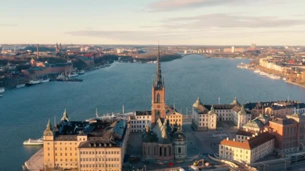 СТОКГОЛЬМ, ШВЕЦИЯ - ФЕБРУАРЯ, 2020: Вид с воздуха на центр Стокгольма Гамла стан. Летающие над зданиями в старом городе . — стоковое видео
