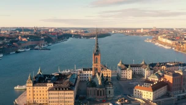 STOCKHOLM, SUECIA - FEBRERO 2020: Vista aérea del centro de Estocolmo Gamla stan. Volando sobre edificios en el casco antiguo . — Vídeo de stock