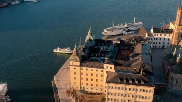 Stockholm, İsveç - Şubat 2020 Stockholm şehir merkezi Gamla Stan 'in hava manzarası. Eski kasabadaki binaların üzerinde uçmak. — Stok video