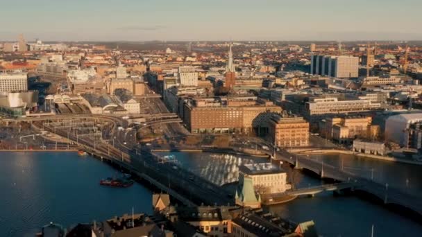 스톡홀름, 스웨덴 - 2 월 2020 년 2 월: 스톡홀름 도시 중심부의 항공 사진. 올드 타운의 건물 위를 날고 있는 비행기. — 비디오
