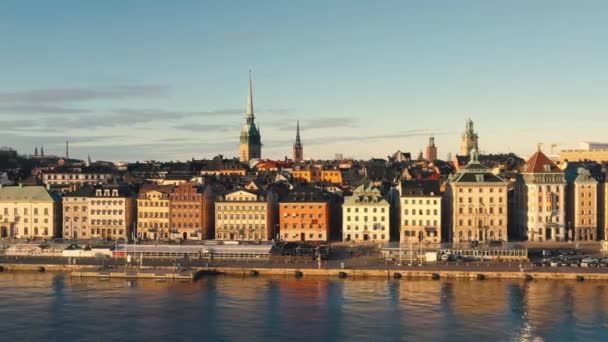 Stockholm, Švédsko - únor, 2020: Letecký pohled na centrum města Gamla stan. Létání nad budovami ve starém městě. — Stock video