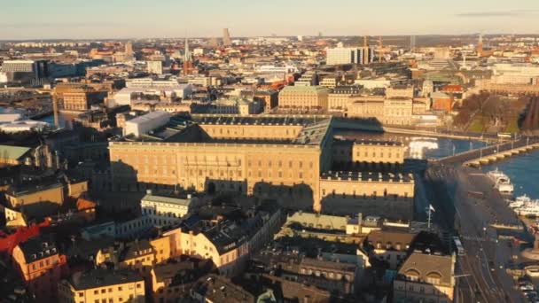 Stockholm, Svédország - 2020 február: Stockholm belvárosának légi kilátása Gamla Stan. Repülő épületek felett az óvárosban. — Stock videók