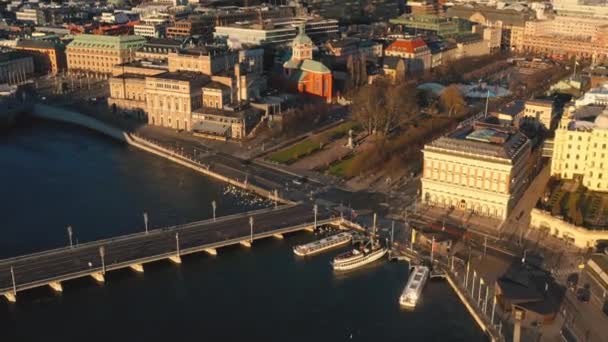 Stockholm, Zweden - februari 2020: Luchtfoto van de oude binnenstad van Stockholm. Vliegen over de baai. — Stockvideo