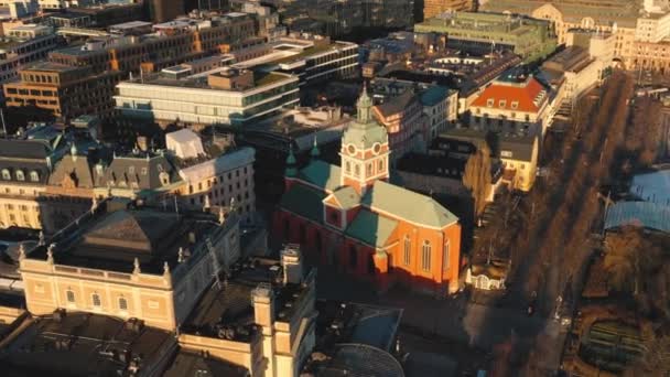 ESTOCOLMO, SUECIA - FEBRERO, 2020: Vista aérea del casco antiguo de Estocolmo. Volando sobre la bahía . — Vídeo de stock