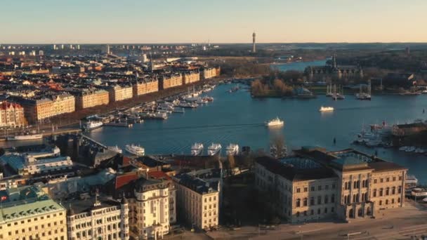 STOCKHOLM, SUÉCIA - FEVEREIRO, 2020: Vista aérea da cidade velha de Estocolmo. Voando sobre a baía . — Vídeo de Stock