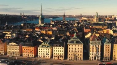 Stockholm, İsveç - Şubat 2020 Stockholm şehir merkezi Gamla Stan 'in hava manzarası. Eski kasabadaki binaların üzerinde uçmak.