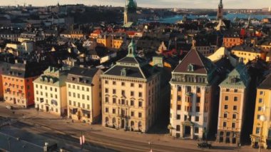 Stockholm, İsveç - Şubat 2020 Stockholm şehir merkezi Gamla Stan 'in hava manzarası. Eski kasabadaki binaların üzerinde uçmak.