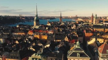 Stockholm, İsveç - Şubat 2020 Stockholm şehir merkezi Gamla Stan 'in hava manzarası. Eski kasabadaki binaların üzerinde uçmak.