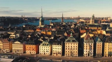 Stockholm, İsveç - Şubat 2020 Stockholm şehir merkezi Gamla Stan 'in hava manzarası. Eski kasabadaki binaların üzerinde uçmak.