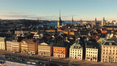 Stockholm, İsveç - Şubat 2020 Stockholm şehir merkezi Gamla Stan 'in hava manzarası. Eski kasabadaki binaların üzerinde uçmak.