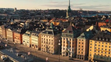 Stockholm, İsveç - Şubat 2020 Stockholm şehir merkezi Gamla Stan 'in hava manzarası. Eski kasabadaki binaların üzerinde uçmak.