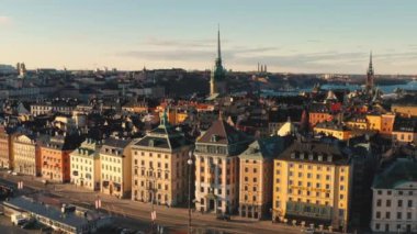 Stockholm, İsveç - Şubat 2020 Stockholm şehir merkezi Gamla Stan 'in hava manzarası. Eski kasabadaki binaların üzerinde uçmak.