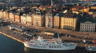 Stockholm, İsveç - Şubat 2020: Stockholm 'ün eski kasabasının hava manzarası. Körfezin üzerinde uçuyor ve gemi.