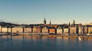Stockholm, İsveç - Şubat 2020 Stockholm şehir merkezi Gamla Stan 'in hava manzarası. Eski kasabadaki binaların üzerinde uçmak.