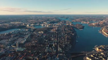 Stockholm, İsveç - Şubat 2020 Stockholm şehir merkezi Gamla Stan 'in hava manzarası. Eski kasabadaki binaların üzerinde uçmak.