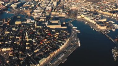 Stockholm, İsveç - Şubat 2020 Stockholm şehir merkezi Gamla Stan 'in hava manzarası. Eski kasabadaki binaların üzerinde uçmak.