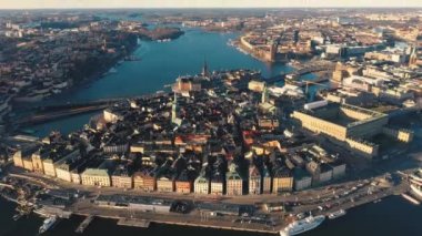 Stockholm, İsveç - Şubat 2020 Stockholm şehir merkezi Gamla Stan 'in hava manzarası. Eski kasabadaki binaların üzerinde uçmak.