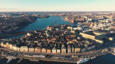Stockholm, İsveç - Şubat 2020 Stockholm şehir merkezi Gamla Stan 'in hava manzarası. Eski kasabadaki binaların üzerinde uçmak.