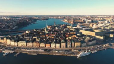 Stockholm, İsveç - Şubat 2020 Stockholm şehir merkezi Gamla Stan 'in hava manzarası. Eski kasabadaki binaların üzerinde uçmak.