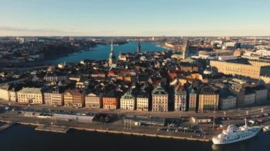 Stockholm, İsveç - Şubat 2020 Stockholm şehir merkezi Gamla Stan 'in hava manzarası. Eski kasabadaki binaların üzerinde uçmak.