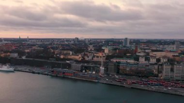 Stockholm, İsveç - Şubat 2020: Stockholm 'ün eski kasabasının hava manzarası. Körfezin üzerinde uçarken.