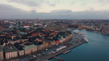 Stockholm, İsveç - Şubat 2020: Stockholm 'ün eski kasabasının hava manzarası. Körfezin üzerinde uçarken.