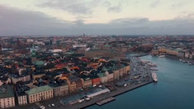 Stockholm, İsveç - Şubat 2020: Stockholm 'ün eski kasabasının hava manzarası. Körfezin üzerinde uçarken.