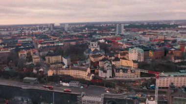 Stockholm, İsveç - Şubat 2020 Stockholm şehir merkezinin hava manzarası. Eski kasabadaki binaların üzerinde uçmak.