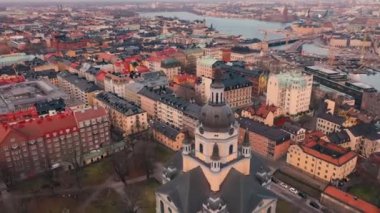 Stockholm, İsveç - Şubat 2020 Stockholm şehir merkezinin hava manzarası. Eski kasabadaki binaların üzerinde uçmak.