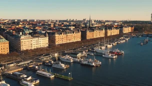 Stockholm, İsveç - Şubat 2020: Stockholm 'ün eski kasabasının hava manzarası. Körfezin üzerinde uçarken. — Stok video