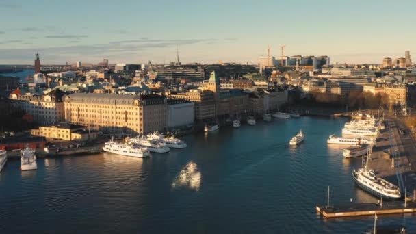 Stockholm, Zweden - februari 2020: Luchtfoto van de oude binnenstad van Stockholm. Vliegen over de baai. — Stockvideo