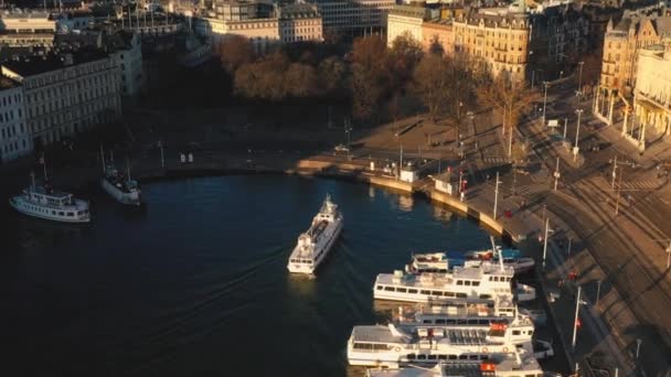 ESTOCOLMO, SUECIA - FEBRERO, 2020: Vista aérea del casco antiguo de Estocolmo. Volando sobre la bahía . — Vídeo de stock