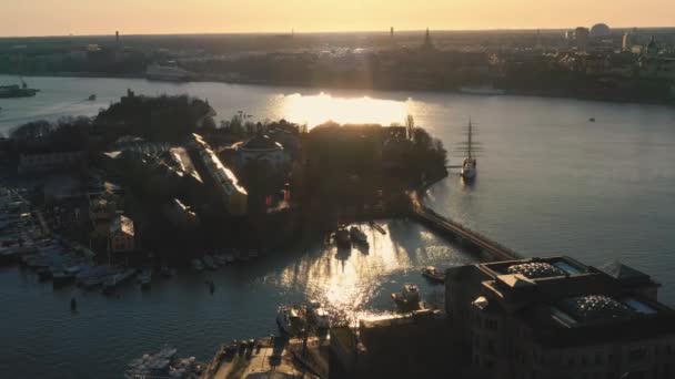 Stockholm, Schweden - Februar 2020: Luftaufnahme der Stockholmer Altstadt. Fliegen über die Bucht. — Stockvideo