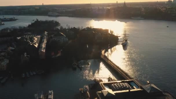 Stockholm, Schweden - Februar 2020: Luftaufnahme der Stockholmer Altstadt. Fliegen über die Bucht. — Stockvideo