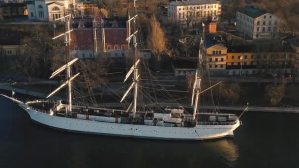 STOCCOLMA, SVEZIA - FEBBRAIO 2020: Veduta aerea del centro storico di Stoccolma. Volare sopra la baia e la nave a vela . — Video Stock