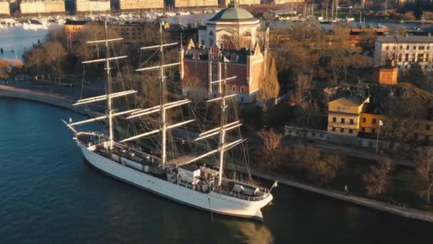 ESTOCOLMO, SUECIA - FEBRERO, 2020: Vista aérea del casco antiguo de Estocolmo. Volando sobre la bahía y velero . — Vídeo de stock